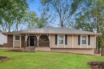 400 N E LEE DR BLUE SPRINGS, MO 64014